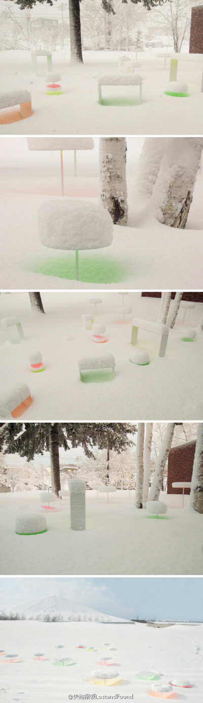 艺术家Toshihiko Shibuya简单而美好的装置作品“Snow Pallet”，装置本身只是简单的彩色圆盘，一场大雪过后则拥有了圆融可爱的造型，和在天光映射下晕染而开的淡淡色彩。http://t.cn/zj61qqh