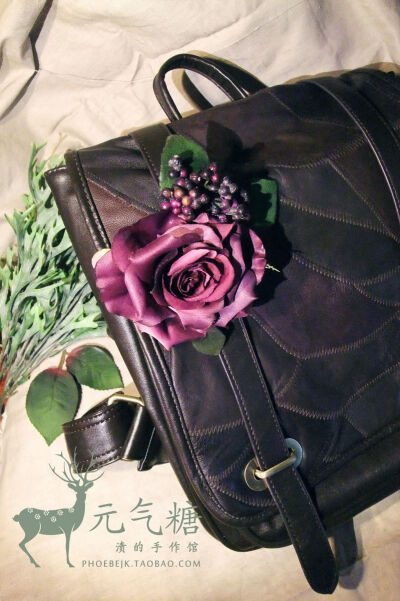 深紫蔷薇挂在包上很搭， 很适合深色的包，不抢戏但是令造型更加有细节。