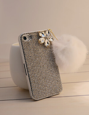 爆闪的时尚的手机壳  喜欢上面那可爱的毛毛球