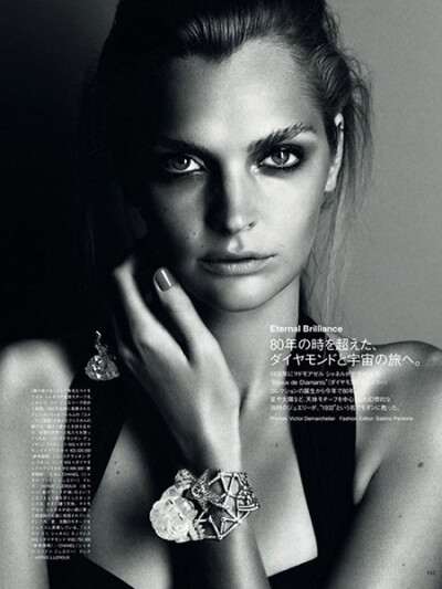 名模Gertrud Hegelund登上《Vogue》日本版2012年12月号演绎了香奈儿珠宝大片，摄影师Victor Demarchelier执镜。