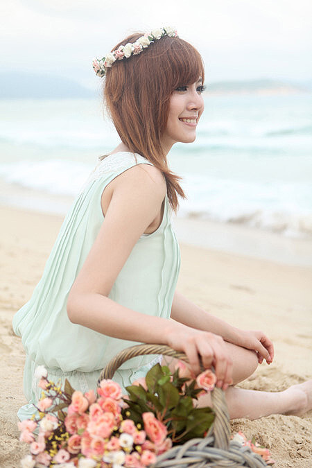 细碎的流年，在风中流转成伤。用悲伤的字句祭奠逝去的年华。错过的风景在眸中黯然成伤。蓦然回首，很多曾经珍视的东西，已不知何时流失何处。无处可寻。问风风不语，问雨雨无声。陌上红尘，珍藏心的守候，珍藏你的美好。嗅着阵阵花香，一同老去。。。。