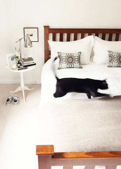 次卧床边小茶几