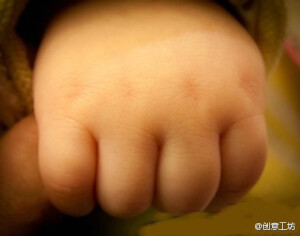 喜欢被小baby这样抓着手指的童鞋在哪里啊~~被这样抓着的时候真心觉得好温暖啊！