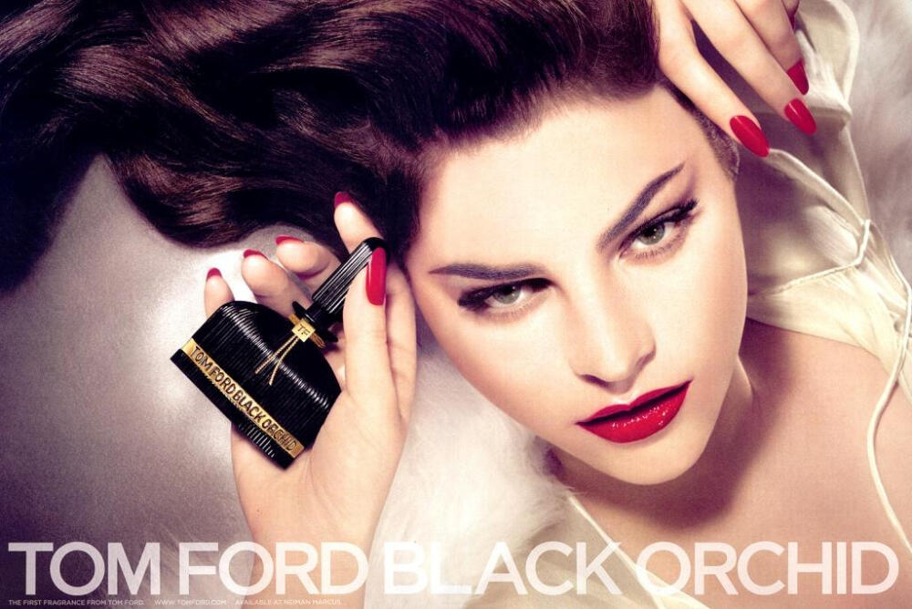 Tom Ford找了Vogue法国版编辑的女儿Julia Restoin-Roitfeld来演绎“Black Orchid”。这位有着一双纤纤玉手的年轻女孩化了妆后还真有点像当年的劳伦·巴考尔。【顾晓城】