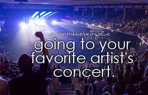 我不知道多年以后 你会不不会记得 那一年五月天演唱会的时候 有个女孩儿开着手机给你直播