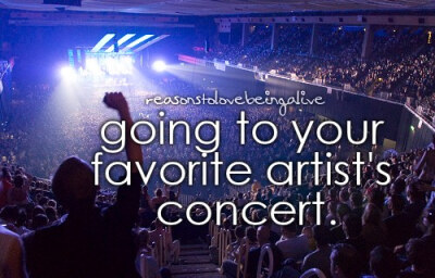 我不知道多年以后 你会不不会记得 那一年五月天演唱会的时候 有个女孩儿开着手机给你直播