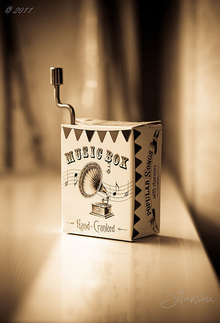 音乐盒悠扬的乐声，经常勾起人们对美好往事的回忆，甚至魂牵梦萦，坠入时光岁月的追忆中 。(ˇωˇ唯媛}