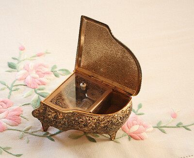 音乐盒悠扬的乐声，经常勾起人们对美好往事的回忆，甚至魂牵梦萦，坠入时光岁月的追忆中 。(ˇωˇ唯媛}