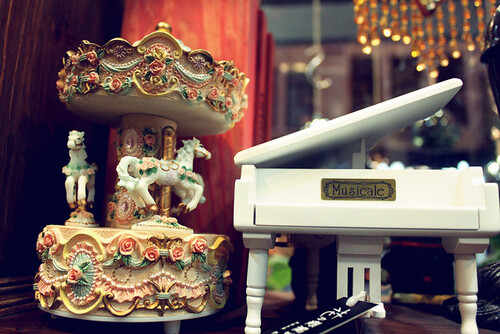 音乐盒悠扬的乐声，经常勾起人们对美好往事的回忆，甚至魂牵梦萦，坠入时光岁月的追忆中 。(ˇωˇ唯媛}