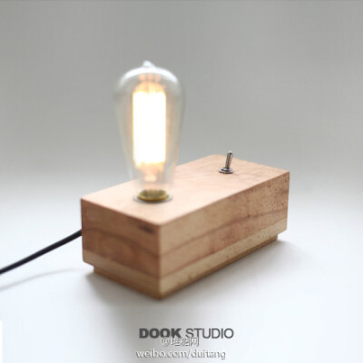 DOOK STUDIO的这一系列台灯简约北欧风格，复古风气浓郁的爱迪生烟花灯泡和拨动式的旧式开关，遇见充满自然气息的原木切块，给你的书桌增添一丝清新而又复古的气息。