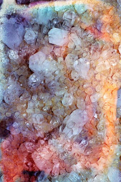 晶族 色的水晶内含包裹体的颜色艳丽，其价格也高，如钛晶、绿幽灵、红兔毛。紫水晶一般以稍有云状物、颜色深紫、晶体通透的为上品。