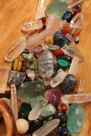 对水晶进行评价主要依据其颜色、透明度、大小、净度、特殊图案及是否有光学效应等方面。以颜色纯正，浓度较高，内部无瑕为好。种类上紫晶最贵，其次为黄晶、烟晶、无色水晶和芙蓉石。有特殊光学效应的水晶的价格更高。