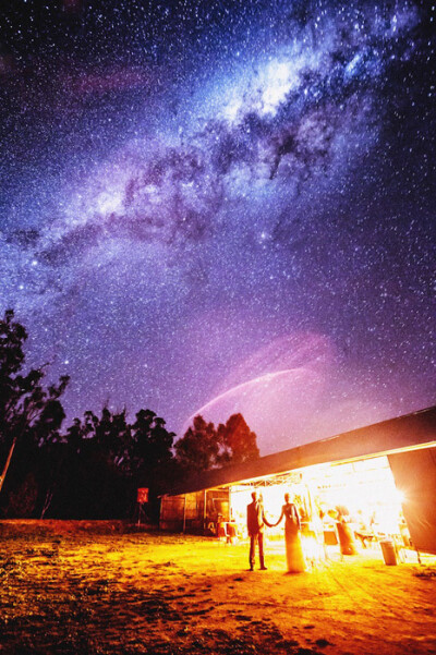 71秒的夜！绝美的银河婚礼，澳大利亚婚纱摄影师Lakshal Perera。Perera用71秒的曝光不仅拍出了这对幸福的新婚夫妇，还拍到了美妙的银河系和数不胜数的灿烂星河。“在我小时候，我梦想成为一名宇航员。”Perera说，“…