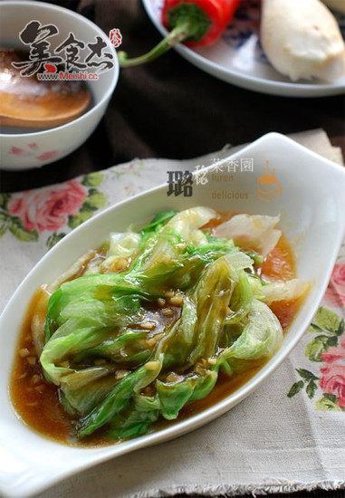 jiaq制作~~蚝油生菜 材料：生菜 蚝油。 做法：1 将生菜洗净焯水 2 锅内热油，3 成热时，放入切好的蒜末，小火煸香，一勺蚝油，一勺生抽，半碗清水，勾芡，放入，煮开，4 导入装盘的生菜上