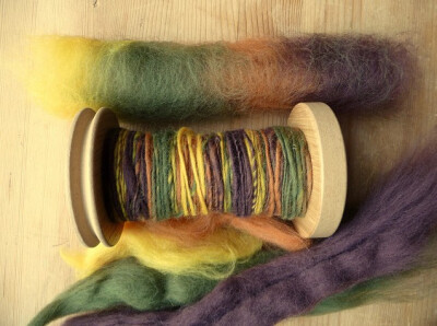 多色羊毛混在一起搓成了彩色渐变的羊毛线 可以自己试试啊