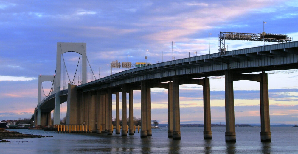 长岛海湾 （Long Island Sound为北大西洋的半封闭海湾。在美国纽约、康涅狄格州海岸和长岛之间。面积3,056平方公里(1,180平方哩)。有胡萨托尼克(Housatonic)、康涅狄格和泰晤士河注入。湾水大部自东口急速洩出。水浅，多浮游生物和水底生物，适合幼鱼生存。康涅狄格州沿岸出龙虾、蟹和蛤，并有牡蛎养殖场。有大西洋沿岸水道穿经。 长岛海湾在美国长岛北方，康州南方。西方有纽约市，东方有罗德岛州。湾长177公里长，34公里阔。平均深24米，最深90米。海岸线882公里。由于冰川活动影响，湾岸属于岩岸（而大西洋岸属沙岸）