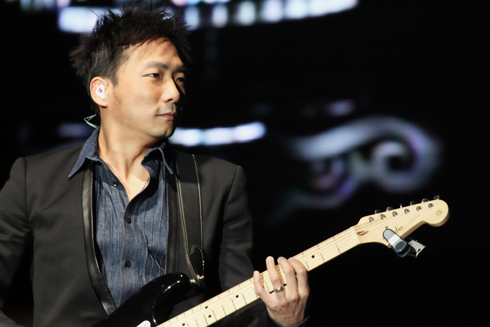 【2012.12.16】你温柔坚定，即使嘶吼掌声和泪水没有更多的给予你，你也一直深情的在那里，对我们暖暖的笑。第一场我站在你面前，失序的心跳，在看到你之后就沉淀下来。石拔拔，需要你。天的温柔，地的温柔，都是你。