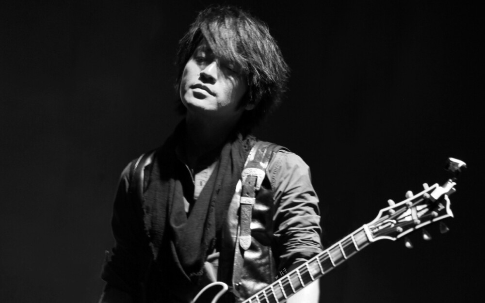 【2012.12.18】很少叫你怪兽，有时候叫怪兽哥，有时候叫老大，有的时候叫团长大人。但在心里念得最多的，是温尚翊。念出来的发音似乎也变得温柔。跟你的人一样。他们说，五月天的团长姓温，温柔的温。