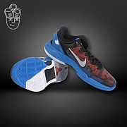 友库 时尚 潮流 【NIKE／耐克】NIKE Kobe VII (7) (Kids) 篮球鞋。该鞋款为 科比・布莱恩特 的第七款签名运动鞋，拥有鞋面为三种掠食者（包括猎豹、大白鲨和黑色曼巴）皮肤混合纹理的“掠食者”设计，也采用了Flywir…