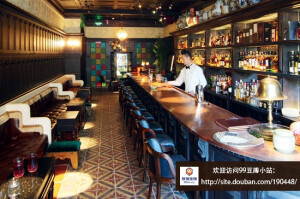 Ala House 自己家的酒屋【99连锁旅馆】   　　“ALA”用汉语拼音拼出来是“阿拉”，在上海话中是“我”的意思，“ALA House”可理解为“我的酒屋”。狭长紧凑的坐席，让宾客紧密地挨坐在一起，每把椅前的皮面酒桌别致又精巧。走到尽头，是一个可以容纳五人左右的包间，暖黄的落地灯、火焰跳动的壁炉、复古欧式座椅……让人忘掉冬天的寒冷。这里的所有家具都是特别定制的，就连地砖也是由设计师亲自绘制图案，指定工厂烧制、做旧而成的。可以想象，一个经常带着大魔术师高帽、圆框眼镜、叼着烟斗的设计师，对这种Art Deco的风格自然情有独钟。同时，这里的酒也相应具有浓厚的古典韵味，酒单上每一款鸡尾酒