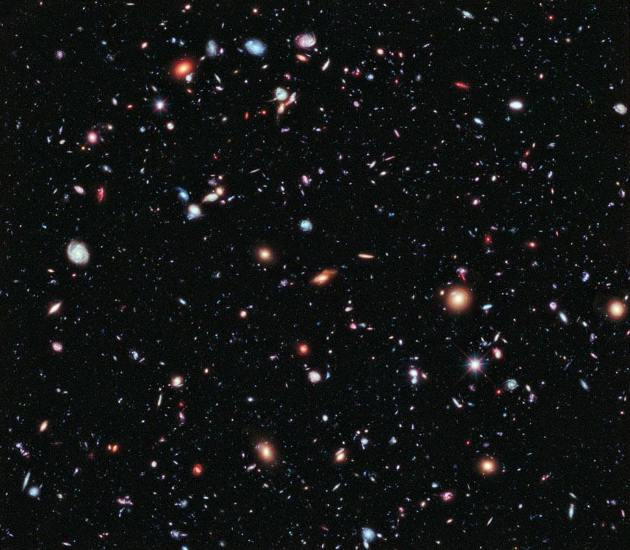 你看到的这张照片，被称为哈勃极超深场（Hubble Extreme Deep Field），由哈勃空间望远镜所做的2000次曝光叠加而成，总曝光时间超过200万秒，也就是23天！你在这张照片上看到的每一个物体，都是一个由数十亿颗恒星构成的星系。之所以选中这片天区进行这项特殊的观测，是因为先前人们认为这里完全是空无一物。哈勃敏锐的视力揭示，不管你往哪里看，宇宙都不会是空的。把这张图片外推到其他天区，意味着我们的宇宙中存在上千亿个星系，其中的大多数就像这张照片上看到的那些，距离我们有几十亿光年。目前保持着最遥远纪录的星系，就是从这张照片上发现的。这是一张意义深远的照片。