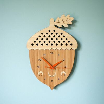 mi。木质镂空橡子钟。
