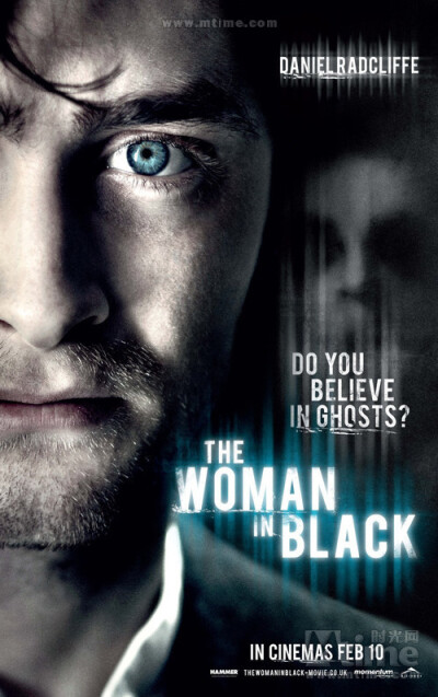 黑衣女人The Woman in Black(2012) 丹尼爾·雷德克里夫飾演一名年輕的律師，他來到一個偏遠的鄉(xiāng)村，處理一樁遺囑案件，卻發(fā)現(xiàn)整個村子被一名滿懷仇恨的黑衣女人下了詛咒。