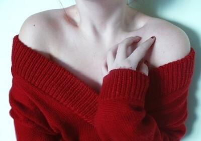 再美丽的衣服，不及两根锁骨。