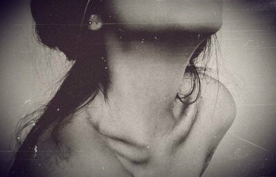 再美丽的衣服，不及两根锁骨。