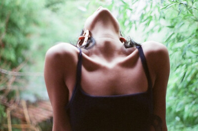 再美丽的衣服，不及两根锁骨。