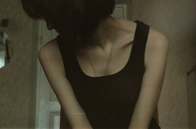 再美丽的衣服，不及两根锁骨。