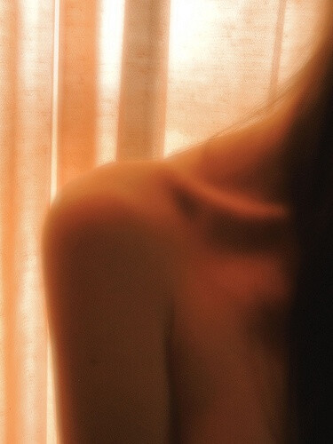 再美丽的衣服，不及两根锁骨。