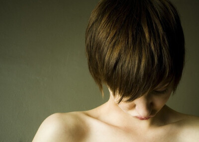 再美丽的衣服，不及两根锁骨。