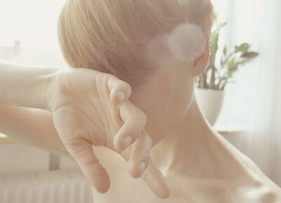 再美丽的衣服，不及两根锁骨。