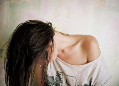 再美丽的衣服，不及两根锁骨。