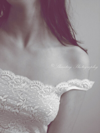 再美丽的衣服，不及两根锁骨。