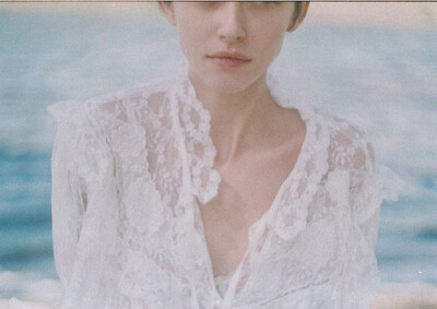 再美丽的衣服，不及两根锁骨。