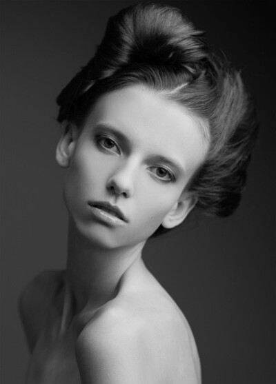 再美丽的衣服，不及两根锁骨。