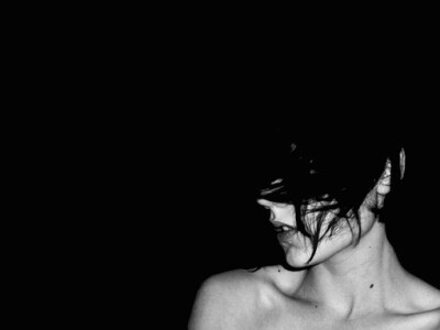 再美丽的衣服，不及两根锁骨。