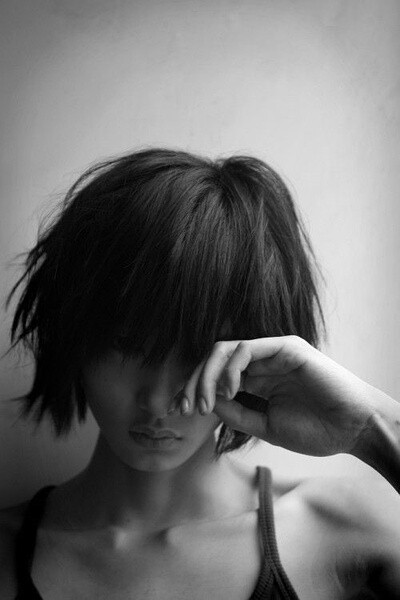 再美丽的衣服，不及两根锁骨。