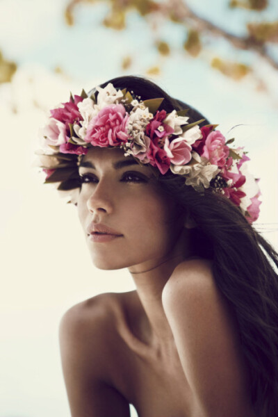 再美丽的衣服，不及两根锁骨。