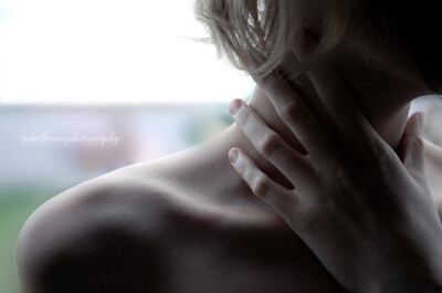 再美丽的衣服，不及两根锁骨。