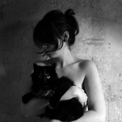 再美丽的衣服，不及两根锁骨。