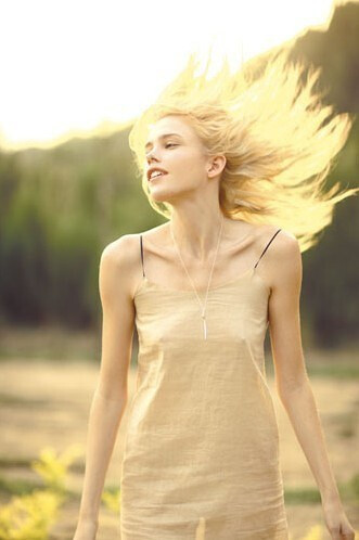 再美丽的衣服，不及两根锁骨。