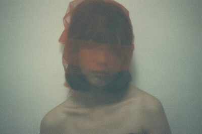 再美丽的衣服，不及两根锁骨。