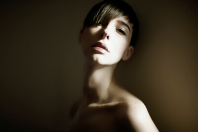 再美丽的衣服，不及两根锁骨。