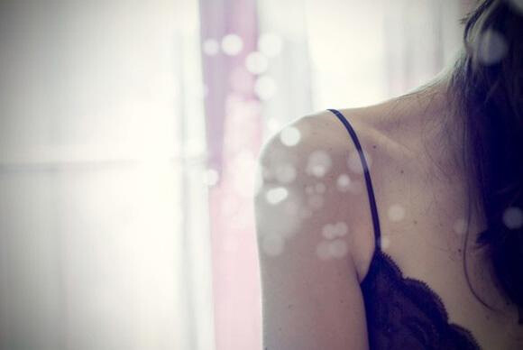 再美丽的衣服，不及两根锁骨。