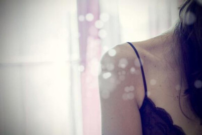 再美丽的衣服，不及两根锁骨。