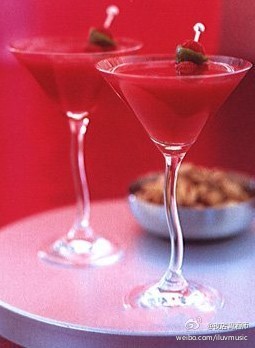  夜店调酒师 【情人马提尼Valentine Martini】材料：覆盆子伏特加2份、覆盆子果6颗、青柠汁0.5份、糖浆1毫升、青柠旋花1朵。制法：将全部配料放入摇酒器中，加入一些冰块摇匀，两次过滤后倒入冰镇马提尼杯，两颗覆盆子用搅棒穿起，再加一朵青柠旋花装饰。