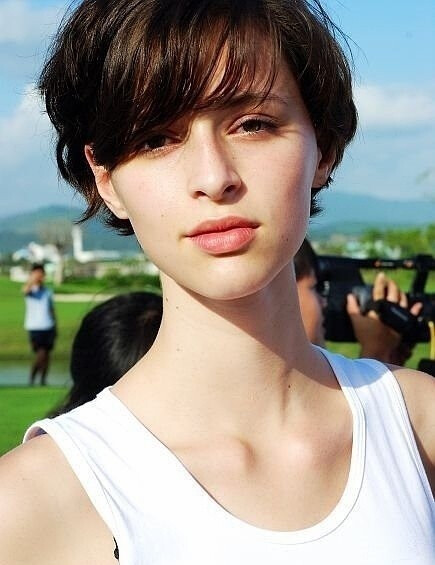 气质才是最好的衣架子/小井刘